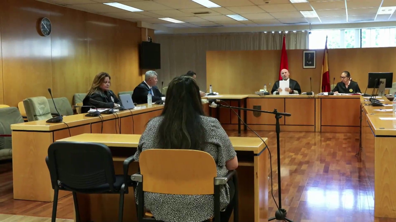 Un vídeo muestra en el juicio contra la cuidadora acusada de matar a una anciana, cómo la asfixió con un cojín mientras dormía