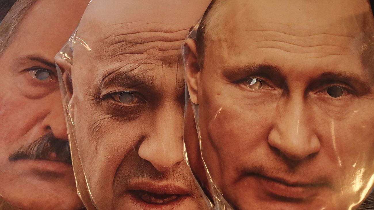 Máscaras de Lukashenko, Prigozhin y Putin, a la venta en una tienda de San Petersburgo