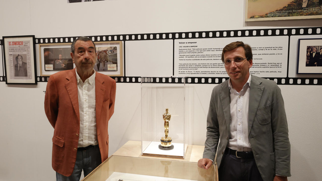 José Luis Martínez-Almeida y José Luis Garci durante la presentación de la exposición