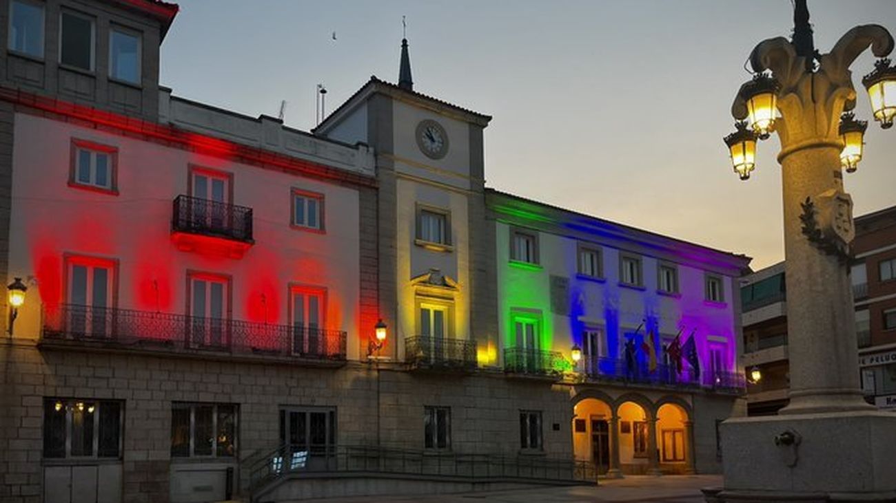 Ayuntamiento de Colmenar Viejo con los colores LGTBI