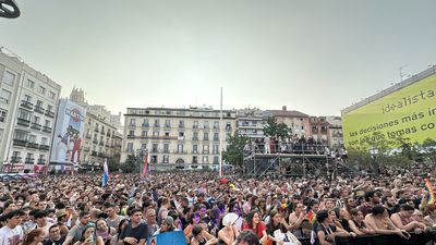 Arrancan las fiestas del Orgullo con el pregón de las protagonistas de 'Te estoy amando locamente'