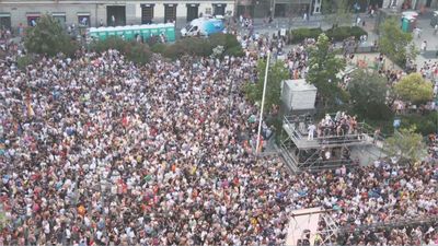 Este ha sido el ambiente previo al Pregón del Orgullo en la Plaza Pedro Zerolo