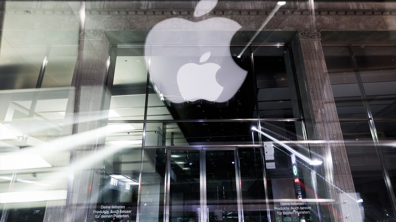 Logo de Apple en una de sus tiendas