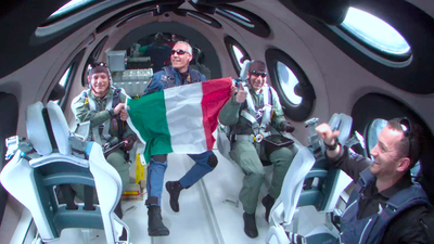 Virgin Galatic completa con éxito su primer vuelo comercial al espacio