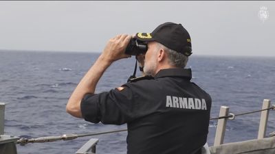 Felipe VI presencia un ejercicio de tiro de la Armada con misiles al sur de Canarias