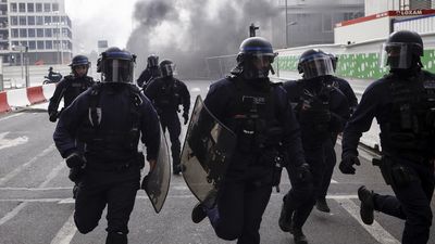 Macron moviliza a 40.000 policías mientras siguen los disturbios "en venganza por Nahel"