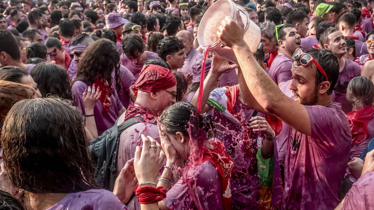 A 'cubazo' limpio... de vino en la batalla de Haro, en La Rioja