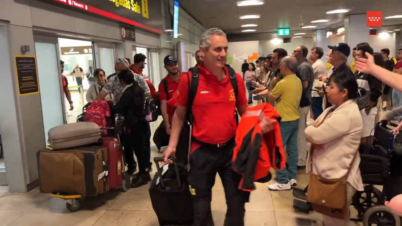 Regresan de Canadá los bomberos y sanitarios de Madrid tras luchar contra los incendios