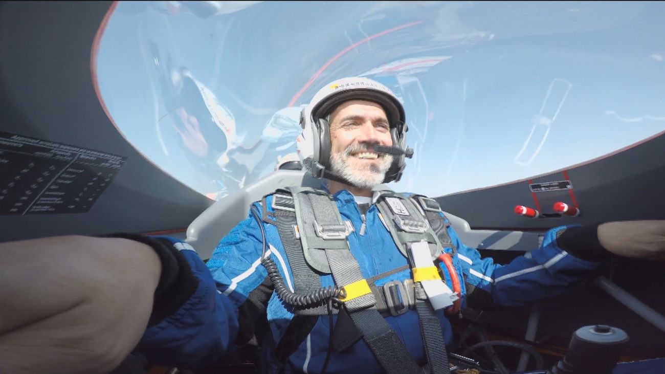 "Una experiencia alucinante", el vuelo de un reportero de Telemadrid en un avión acrobático