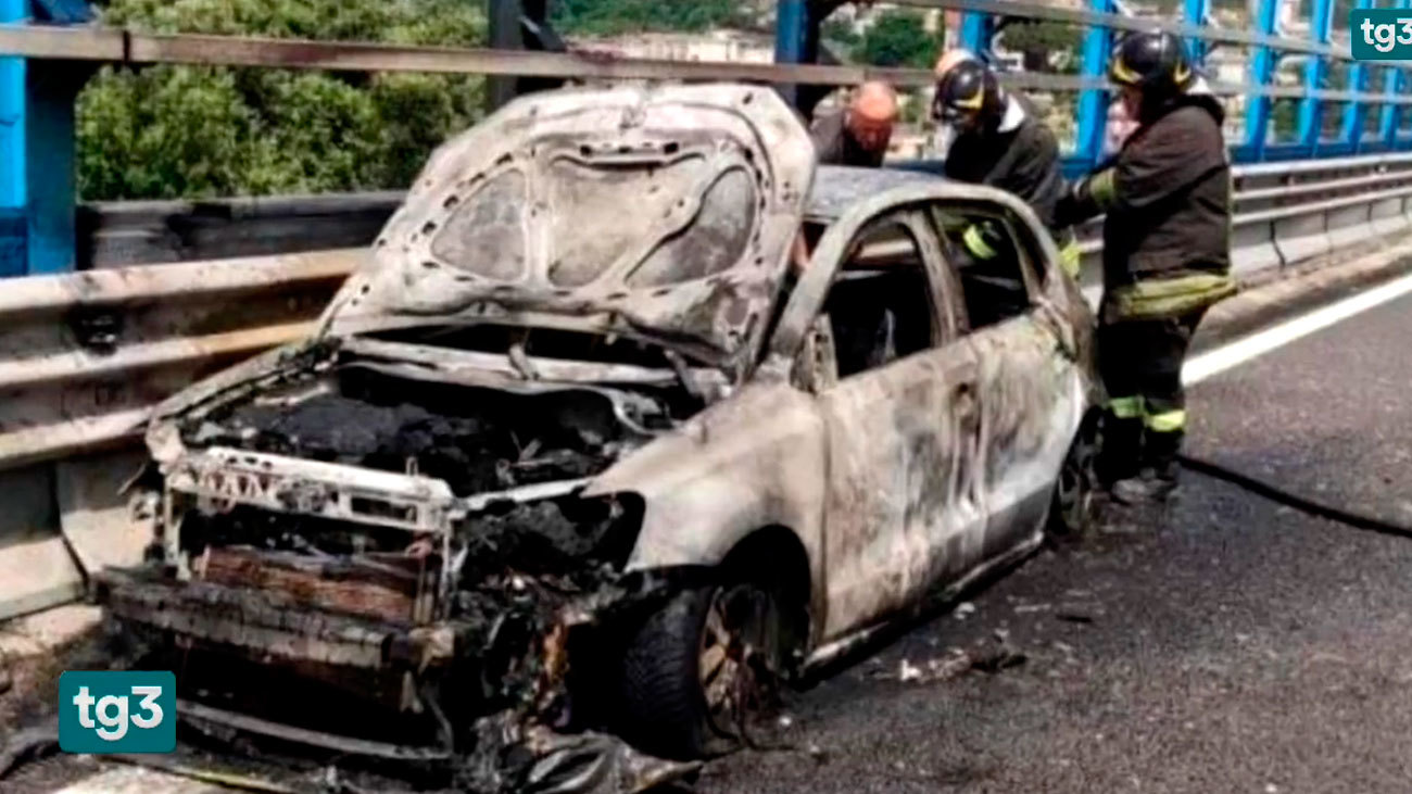Mueren dos científicos al explotar su coche de gasolina y energía solar en Nápoles