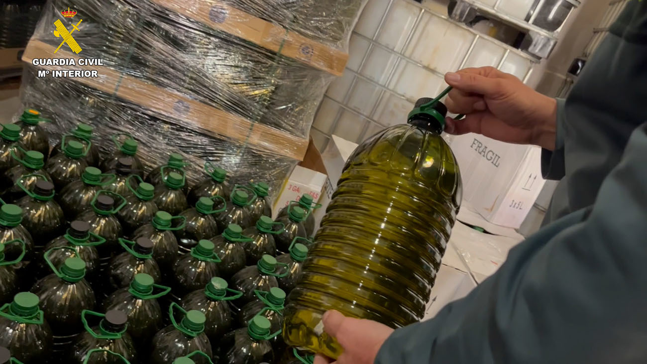 Inmovilizados más de 143.000 litros de aceite adulterado en Sevilla