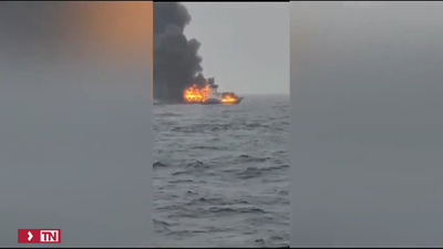 Rescatan a los 15 tripulantes de un pesquero gallego que ardió en el Gran Sol