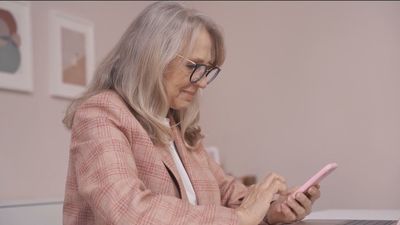 El 'edadismo', una discriminación que se ceba con las mujeres