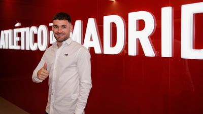 Javi Galán pasa el reconocimiento médico con el Atlético