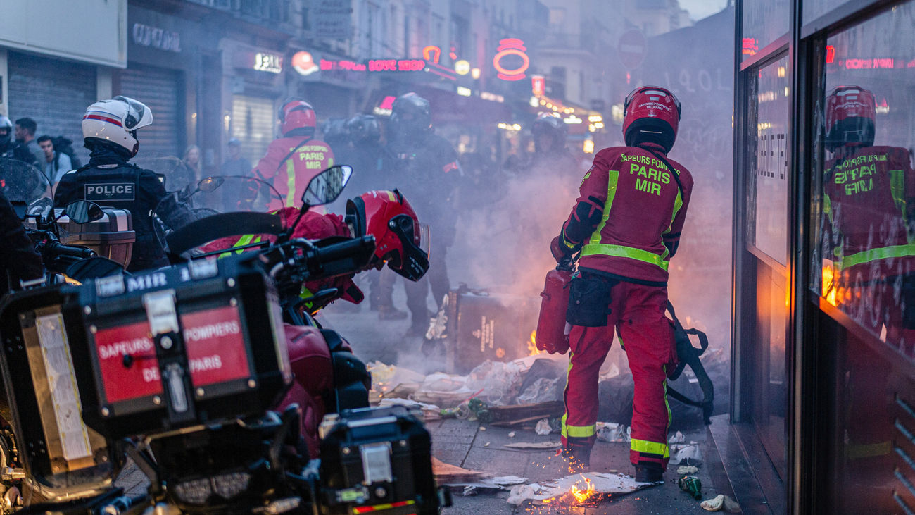 Muere un bombero en Francia cuando intentaba apagar un incendio provocado por los disturbios