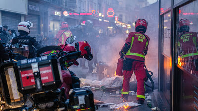 Muere un bombero en Francia cuando intentaba apagar un incendio provocado por los disturbios