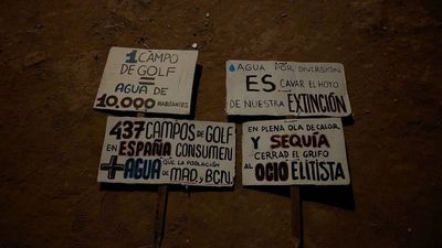 Activistas climáticos tapan hoyos de golf en Madrid y otras provincias