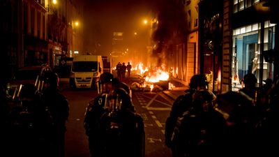 Los franceses organizan patrullas ciudadanas para defender los barrios de los saqueos