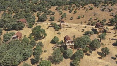 Dormir en cabañas a vista de pájaro en el Valle de Lozoya