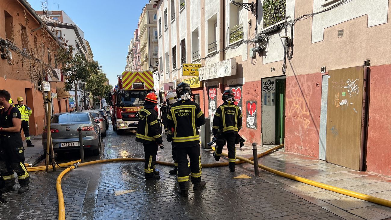 Los bomberos extinguen un incendio en  la calle Mesón de Paredes