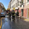Los bomberos extinguen un incendio en  la calle Mesón de Paredes