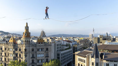 El funambulista Nathan Paulin recorre a 70 metros del suelo el centro de Barcelona