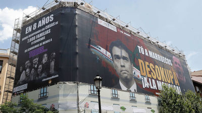 El PSOE denuncia ante la Junta Electoral una lona que insta a Sánchez a ‘desokupar’ La Moncloa