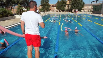 Verano, tiempo de deporte en la piscina de Paracuellos