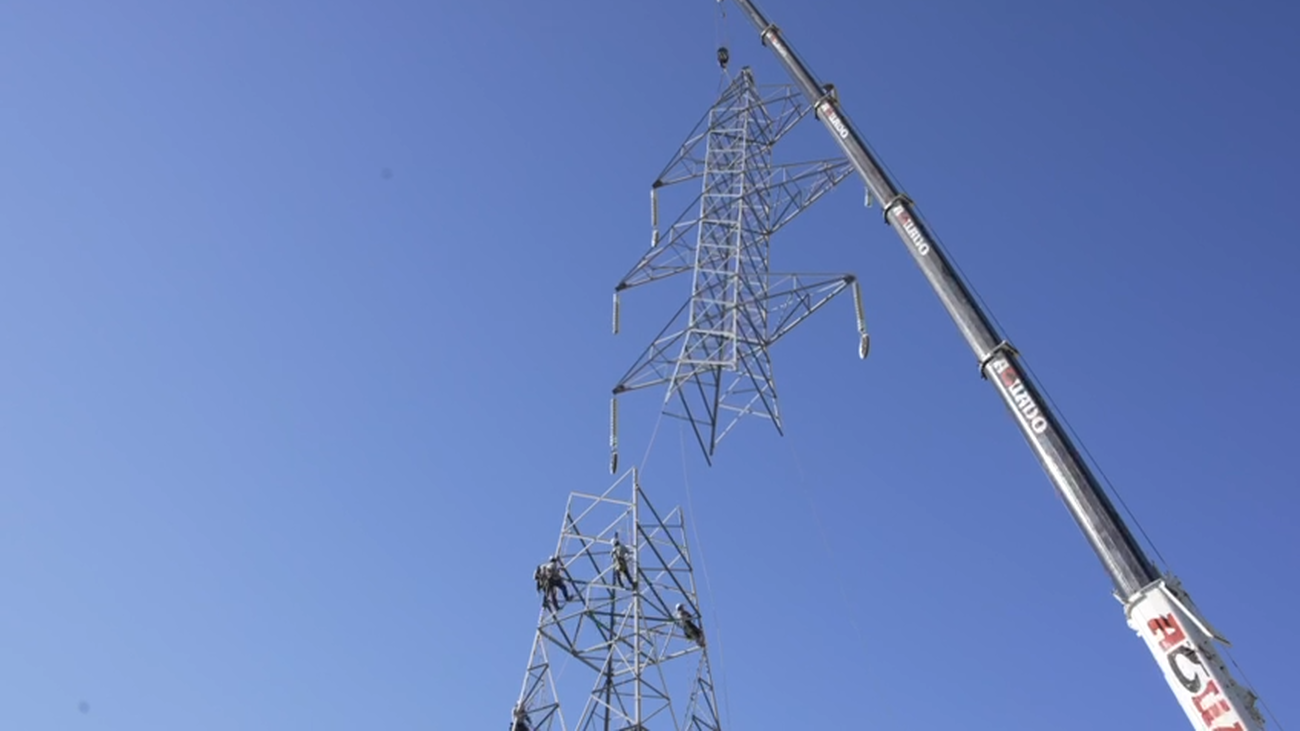 Así se desmonta una torre de alta tensión en Boadilla