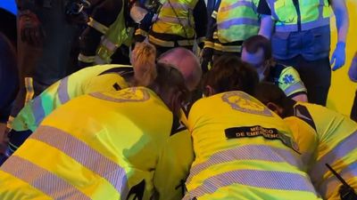 Un hombre de 50 años herido grave tras ser atropellado por un autobús de la EMT