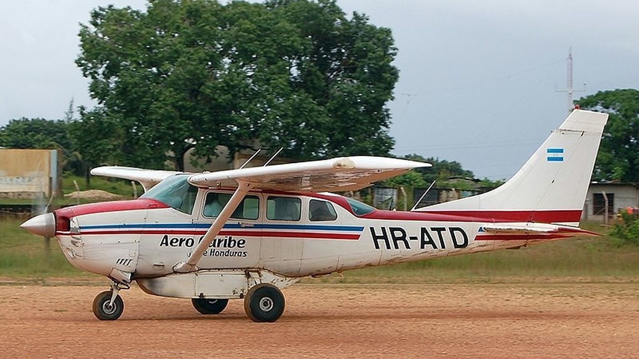 Una Cessna 206 rueda por la pista del aeropuerto de Puerto Lempira, Honduras