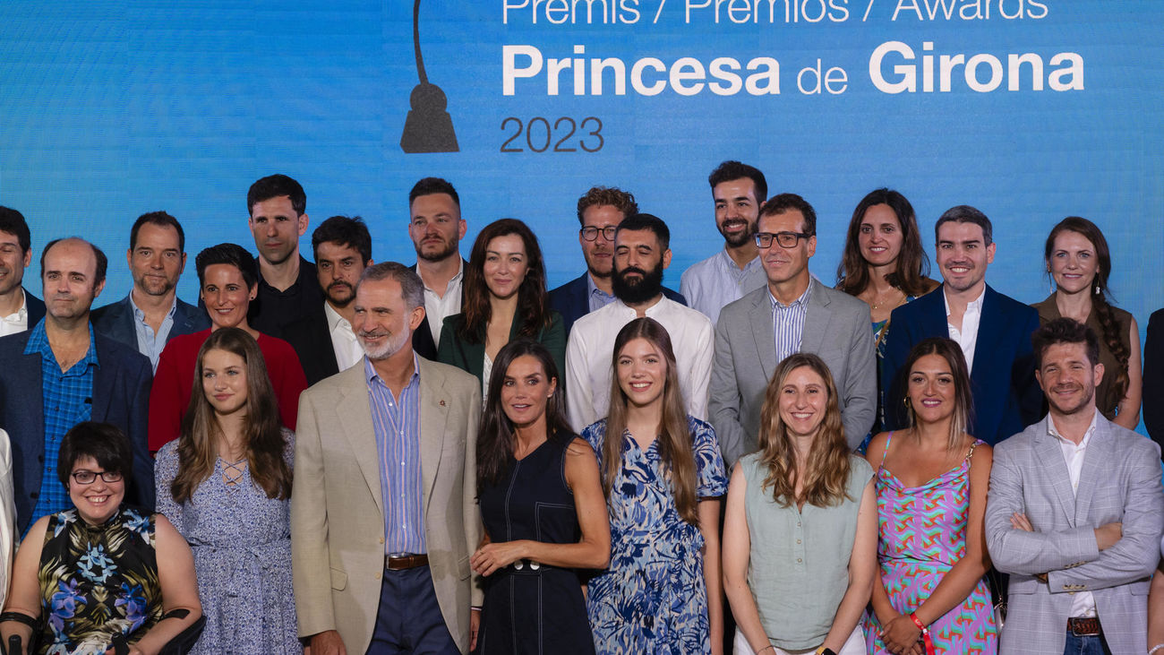 Los Reyes, Leonor y Sofía reciben a los premiados de la Fundación  Princesa de Girona