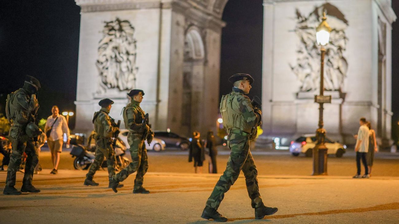 Soldados franceses por los disturbios en Francia