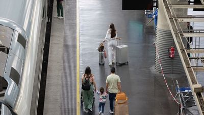 Retrasos en la línea C5 de Cercanías y un tren parado a más de 40 grados