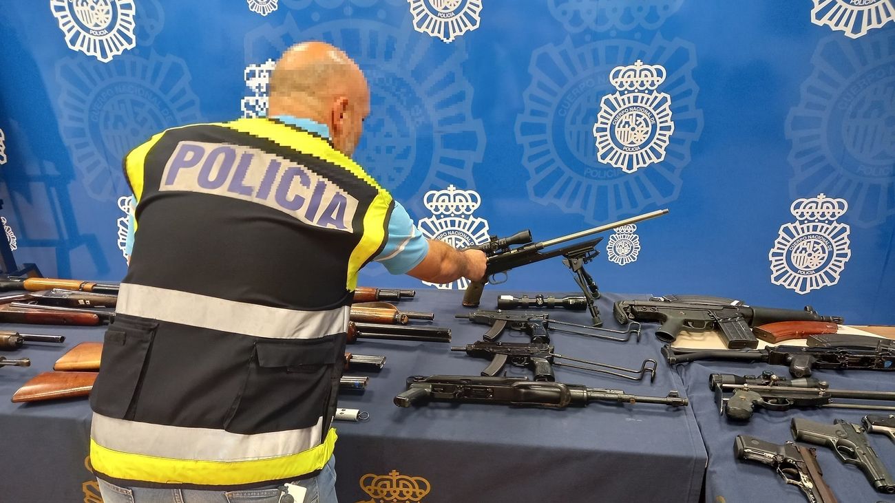 Armas de fuego y munición hallada en una vivienda de Estepona