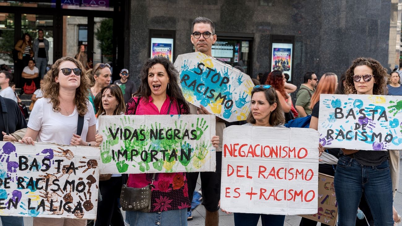 Varias personas se concentran para apoyar al futbolista brasileño Vinicius Jr, en la Plaza del Callao