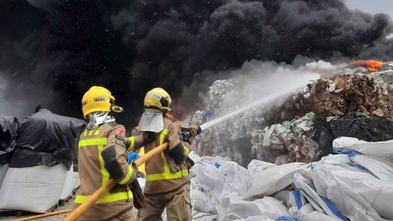 Un incendio en una fábrica en Sabadell origina una gran columna de humo y alarma a los vecinos