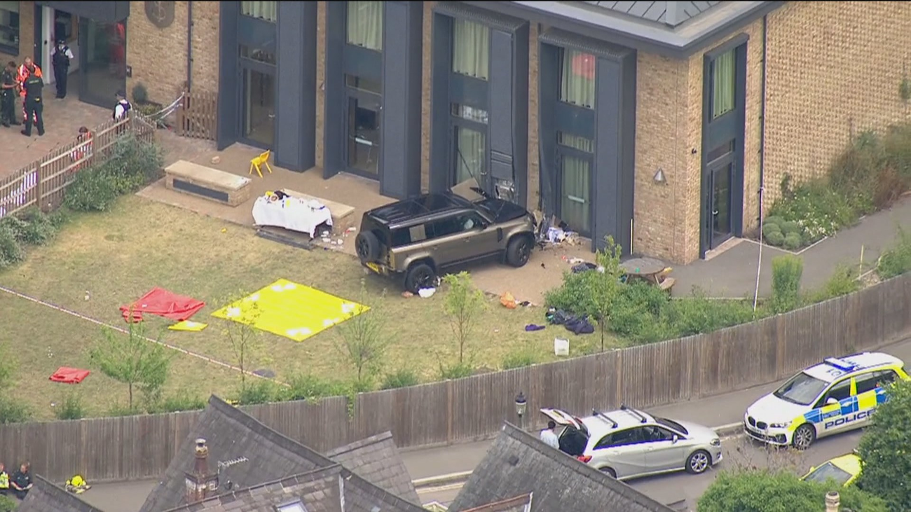 Nueve heridos tras colisionar un todoterreno contra un colegio en Londres