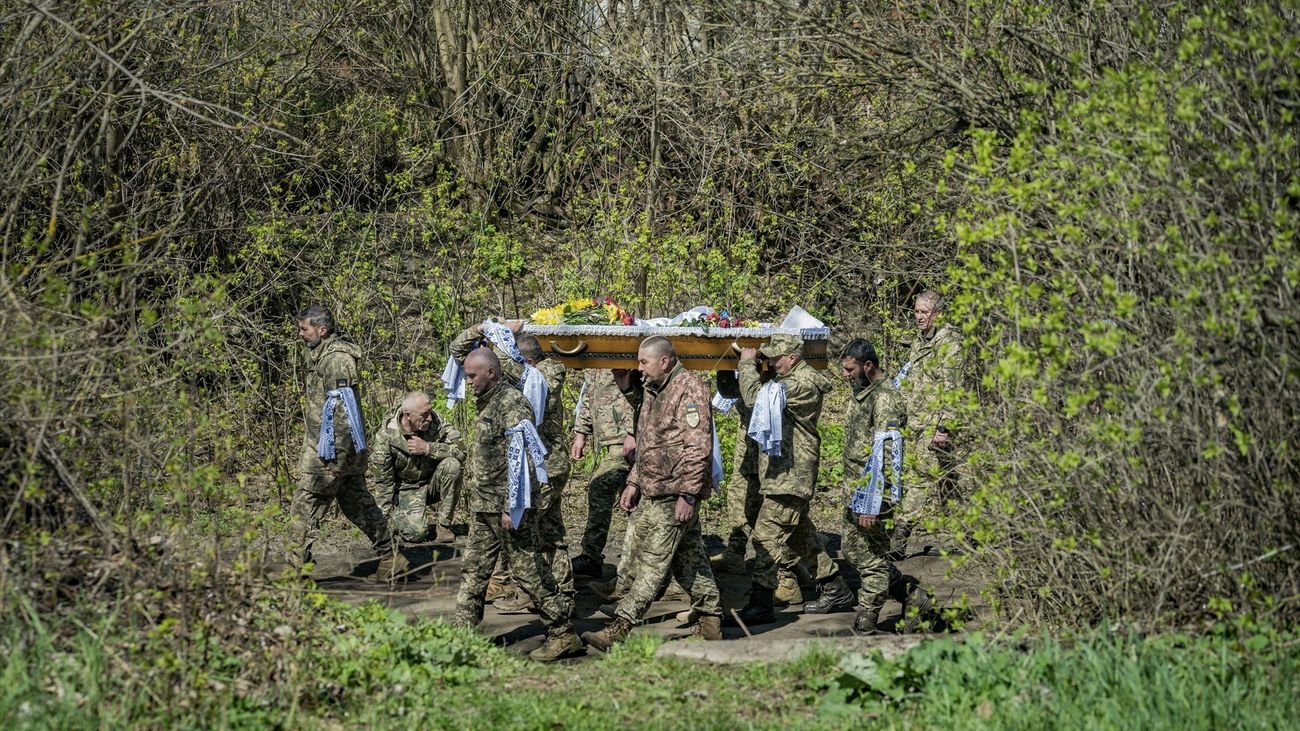 Soldados ucranianos portan a un compañero muerto en abril de 2023