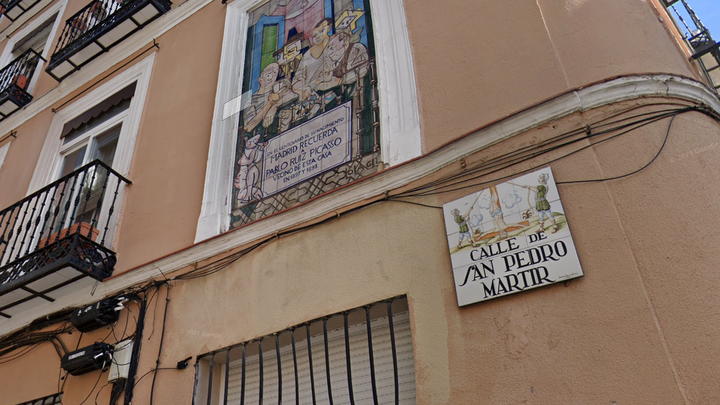 Placa en la casa de Picasso de la calle San Pedro Mártir 5, cerca de Tirso de Molina / GSV