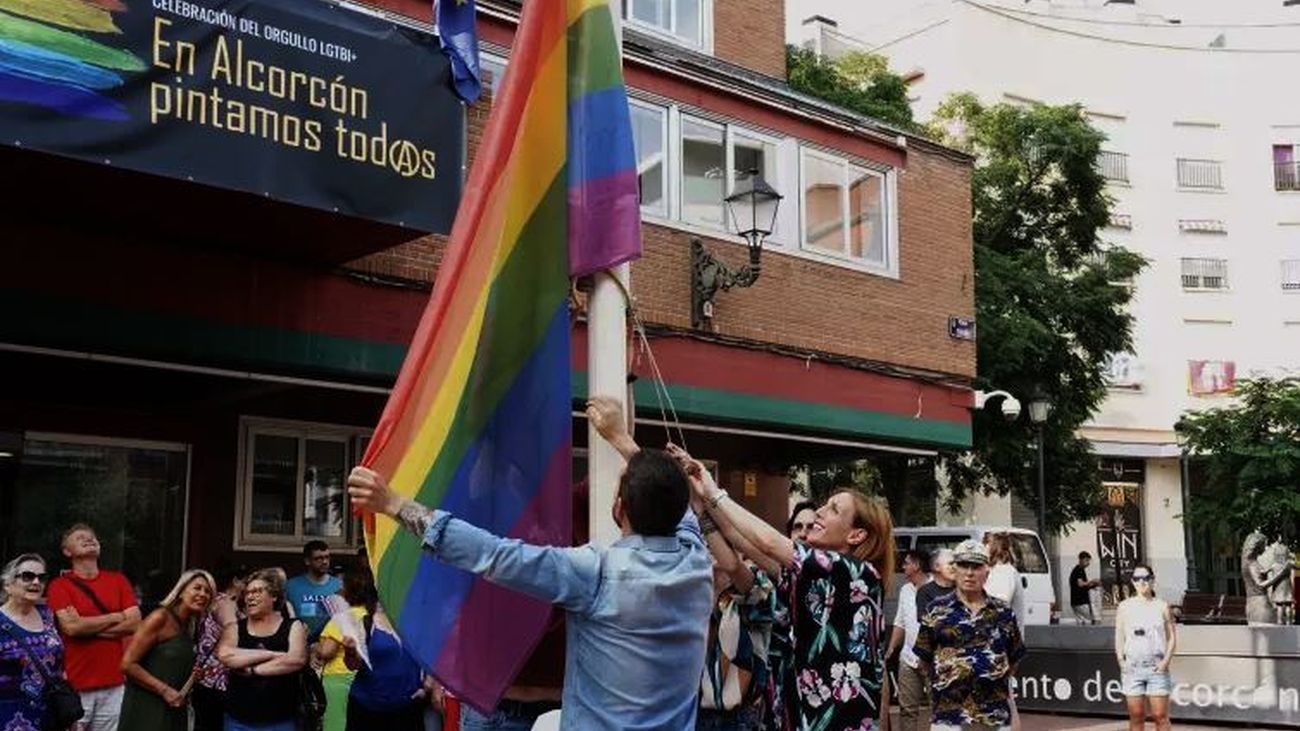 Izado de la bandera LGTBI en Alcorcón