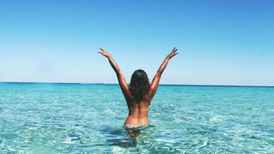 ¿Se puede hacer topless en las piscinas comunitarias?