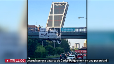 Despliegan una pancarta en La Castellana en apoyo a Puigdemont