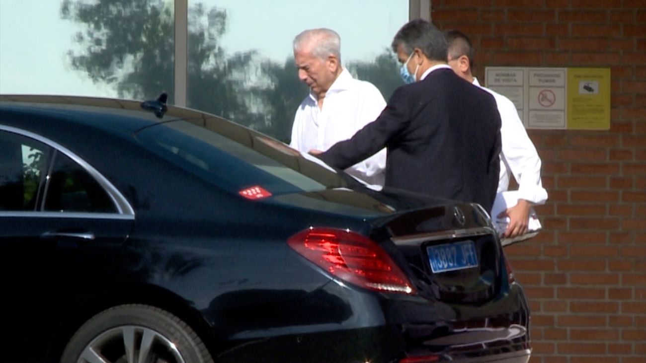 Vargas Llosa recibe el alta hospitalaria
