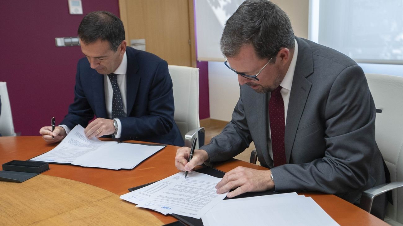 Firma del contrato entre RENFE y CAF
