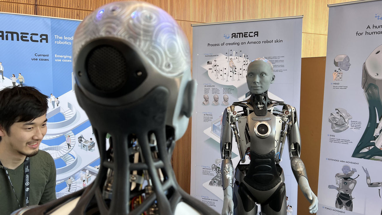 Varios dispositivos Ameca conversan en la Cumbre sobre Inteligencia Artificial de la ONU en Ginebra