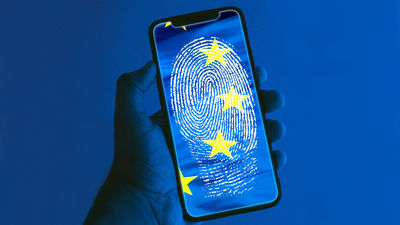 Así es la 'cartera digital' europea que permitirá llevar en el móvil el carnet de conducir o diplomas universitarios