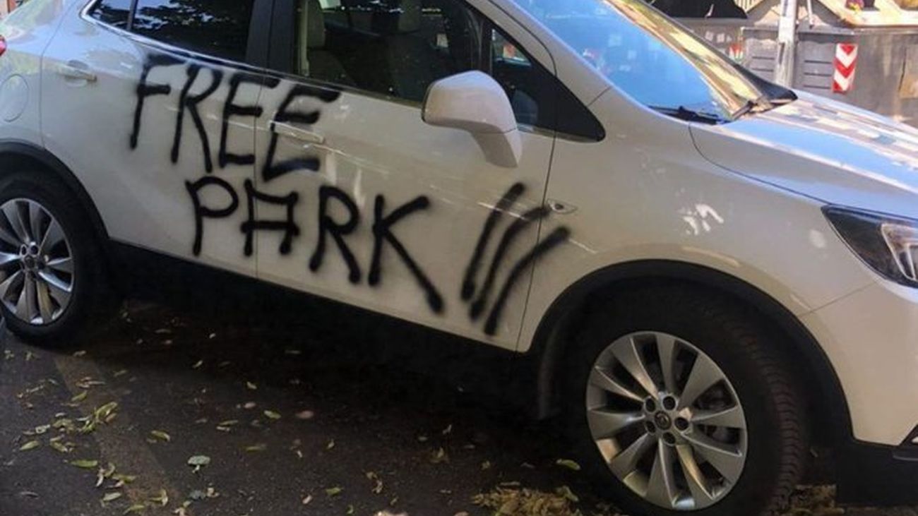 Coche vandalizado en Roma por estar mal aparcado