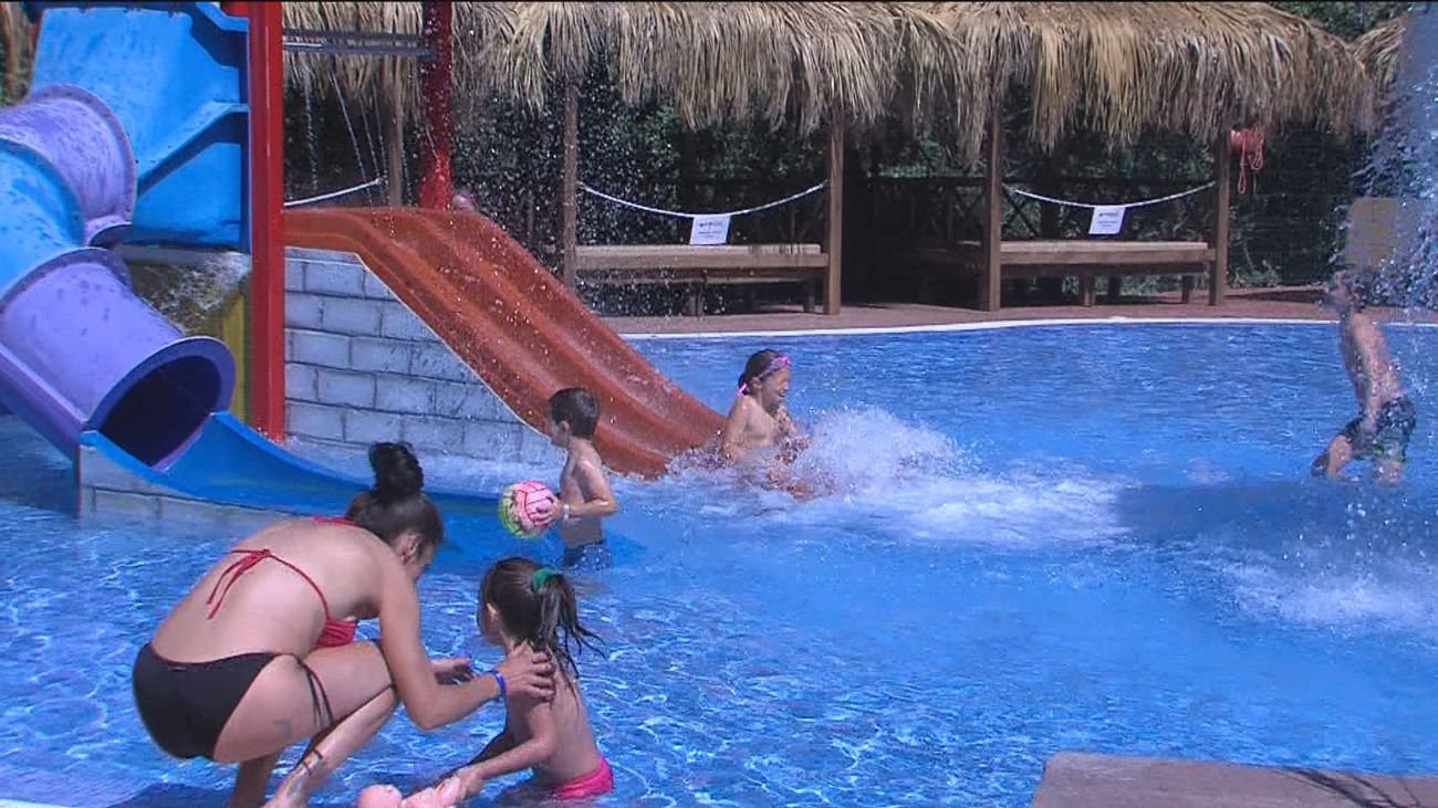 Colas para acceder a la piscina natural de Riosequillo de Buitrago de Lozoya