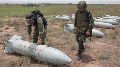 500 días de guerra en Ucrania marcados por la polémica de las bombas racimo